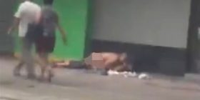 Video +18: Çifti bën seks në trotuar në sy të kalimtarëve (Video)