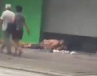 Video +18: Çifti bën seks në trotuar në sy të kalimtarëve (Video)