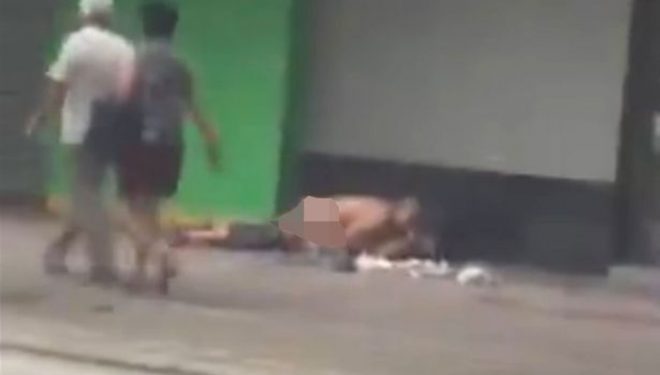 Video +18: Çifti bën seks në trotuar në sy të kalimtarëve (Video)