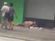 Video +18: Çifti bën seks në trotuar në sy të kalimtarëve (Video)