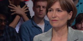 Shqiponja dykrenare, në sfond të emisionit të debatit në televizionin zviceran