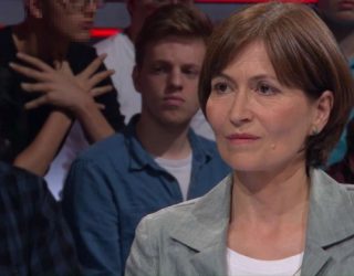 Shqiponja dykrenare, në sfond të emisionit të debatit në televizionin zviceran