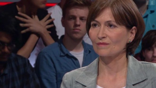 Shqiponja dykrenare, në sfond të emisionit të debatit në televizionin zviceran