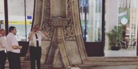 Shkatërron statujën 126-vjeçare në tentativë të një “selfie”