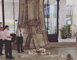 Shkatërron statujën 126-vjeçare në tentativë të një “selfie”