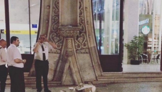 Shkatërron statujën 126-vjeçare në tentativë të një “selfie”