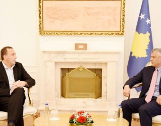 Thaçi e takoj selektorin e Kosovës në futboll