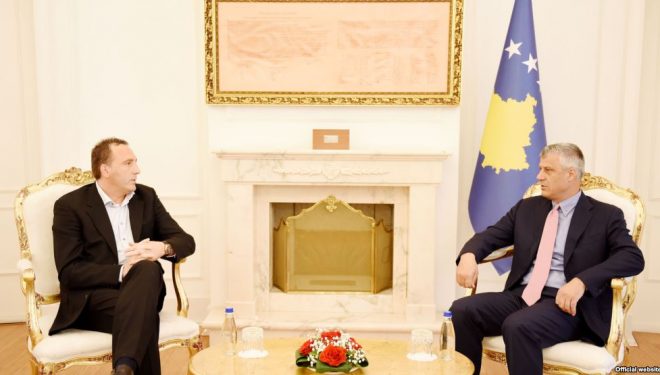 Thaçi e takoj selektorin e Kosovës në futboll