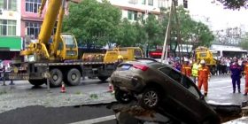 Çahet toka në Kinë, gëlltit katër vetura (Video)