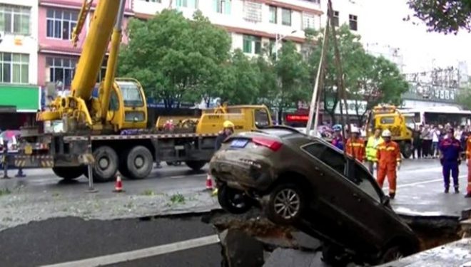 Çahet toka në Kinë, gëlltit katër vetura (Video)