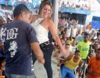 Drejtorja e burgut, “twerk” mes të burgosurve (Video)
