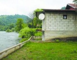 Vdes 68 vjeçari duke bërë seks me fqinjen