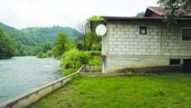Vdes 68 vjeçari duke bërë seks me fqinjen