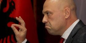 Shkarkohen 3 inspektorët e burgut që liruan shqiptarin nga Kosova, Manjani: Nuk më dridhet dora fare