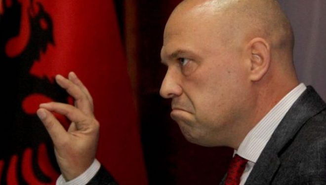 Shkarkohen 3 inspektorët e burgut që liruan shqiptarin nga Kosova, Manjani: Nuk më dridhet dora fare