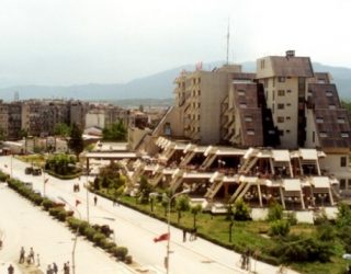 40-vjeçari hidhet nga kati i 4-të në Gjakovë (Video)