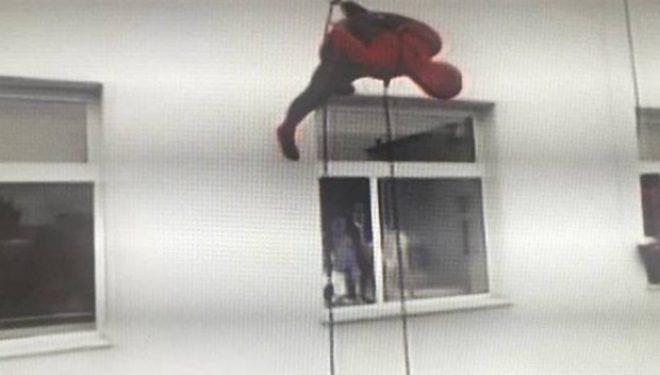 Policia befason fëmijët në spital për Ditën e 1 Qershorit