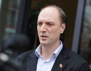 Visar Ymeri fajëson Mustafën-Veselin dhe Thaçin për vendosjen e Car Llazarit