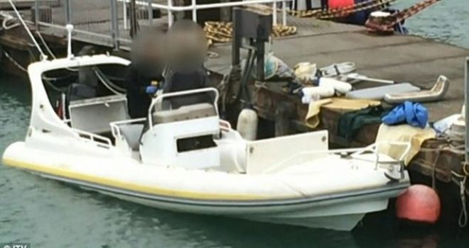 Daily Mail: Trafikantët u ofrojnë para peshkatarëve britanikë për të sjellë emigrantët shqiptarë