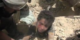 Ky është momenti kur një 11-vjeçar shpëtohet nga rrënojat në Aleppo