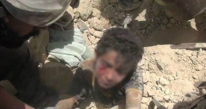 Ky është momenti kur një 11-vjeçar shpëtohet nga rrënojat në Aleppo