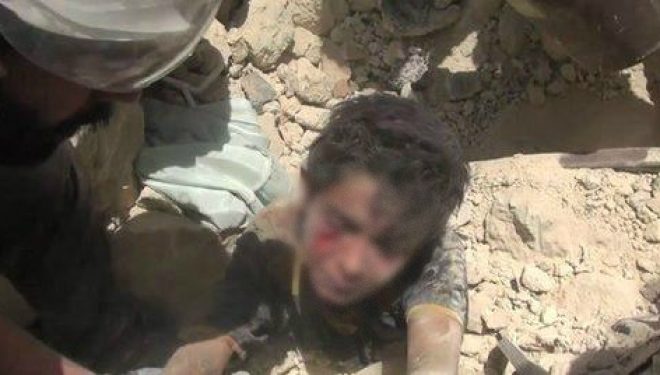 Ky është momenti kur një 11-vjeçar shpëtohet nga rrënojat në Aleppo