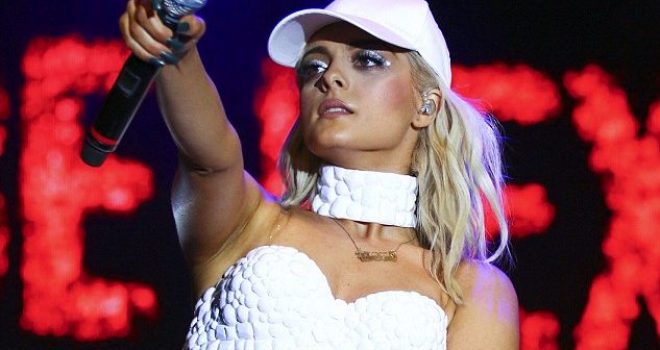 “Kemi luftuar ta ruajmë gjuhën”, Bebe Rexha mbështet protestën e studentëve shqiptarë në Shkup