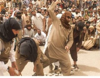 Katër burra vriten me gurë në publik sepse i tradhtuan gratë (VIDEO)