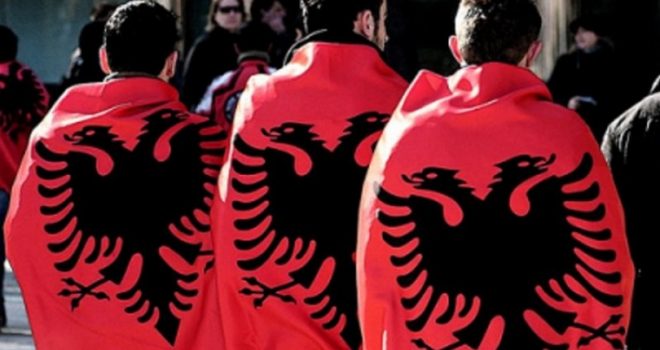 Shikuan ndeshjen, paditet pronari i lokalit