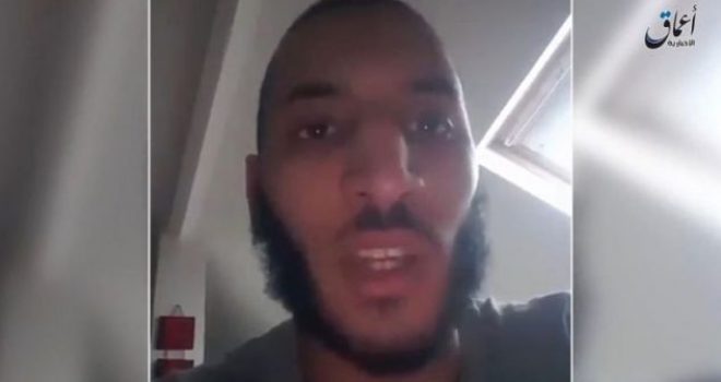 Terroristi transmeton drejtpërdrejt në Facebook skenën e krimit (Video)