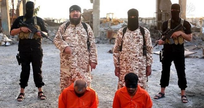 Xhihadisti i ISIS’it ekzekuton vëllain e tij (Video 18+)