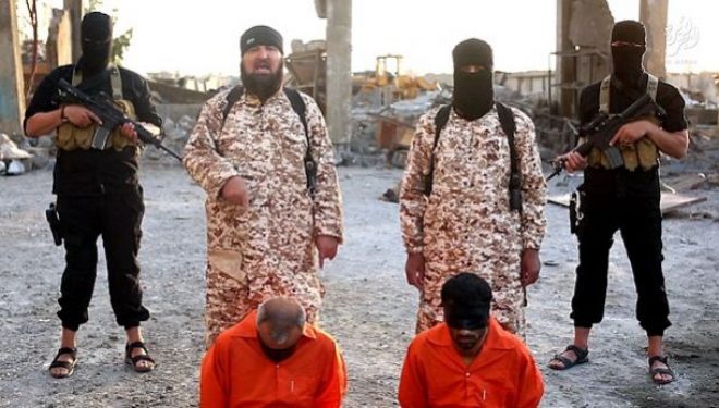 Xhihadisti i ISIS’it ekzekuton vëllain e tij (Video 18+)