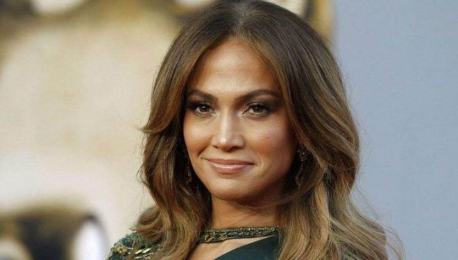 Kur Jennifer Lopez shndërrohet në policen më seksi në planet (FOTO)