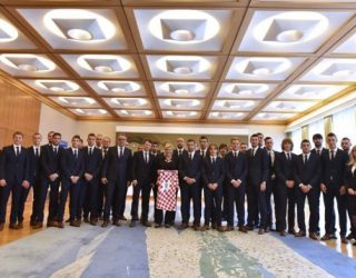 “Çartet” presidentja kroate: Ju jeni armiq të Kroacisë, marre ju koftë! (Foto)