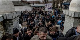Zbehet ndjenja kombëtare në Kosovë: 37 % ndjehen myslimanë më shumë se shqiptarë
