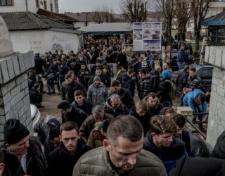 Zbehet ndjenja kombëtare në Kosovë: 37 % ndjehen myslimanë më shumë se shqiptarë