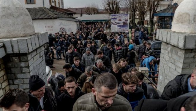 Zbehet ndjenja kombëtare në Kosovë: 37 % ndjehen myslimanë më shumë se shqiptarë
