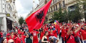 “Uragani” kuqezi vërshon në Lyon