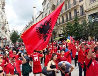 “Uragani” kuqezi vërshon në Lyon