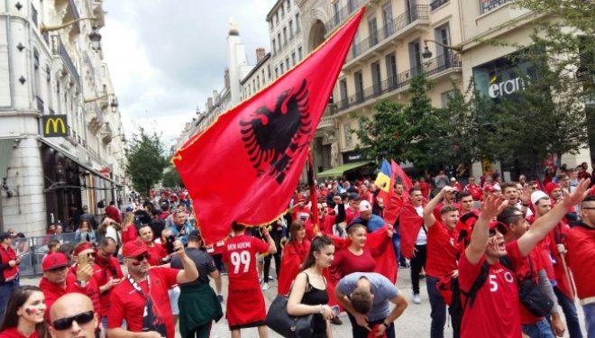 “Uragani” kuqezi vërshon në Lyon