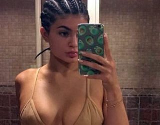 Kylie Jenner një bjonde simpatike (Foto)
