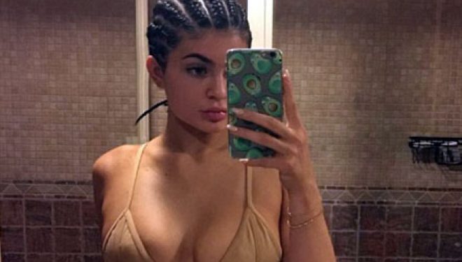 Kylie Jenner një bjonde simpatike (Foto)