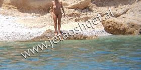 Plas në Vlorë, vajza e djem bëjnë plazh nudo (Foto+18)