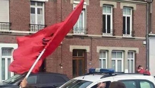 Polici francez habit tifozët shqiptar, ja çfarë u tregon (Foto)
