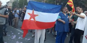 Tensione në Shkup – përplasje e protesuesve me policinë (Foto)