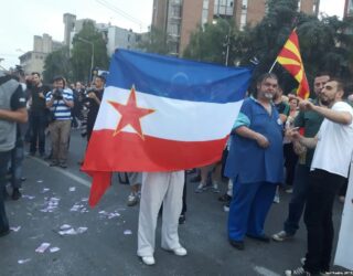 Tensione në Shkup – përplasje e protesuesve me policinë (Foto)