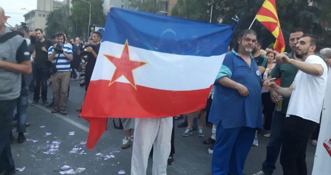 Tensione në Shkup – përplasje e protesuesve me policinë (Foto)