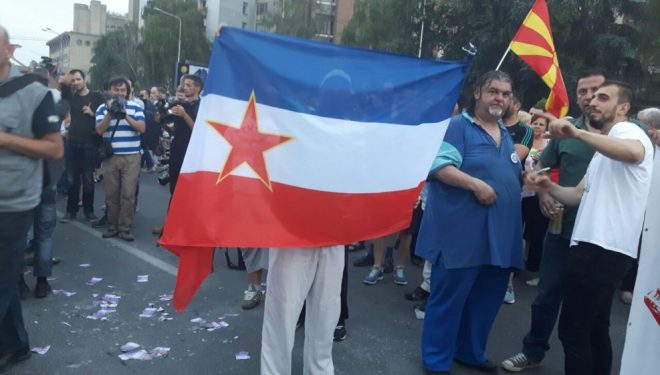 Tensione në Shkup – përplasje e protesuesve me policinë (Foto)