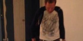 Video: Shihni si gëzojnë qentë kur u kthehet pronari në shtëpi (VIDEO)