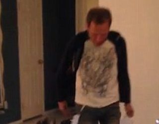 Video: Shihni si gëzojnë qentë kur u kthehet pronari në shtëpi (VIDEO)